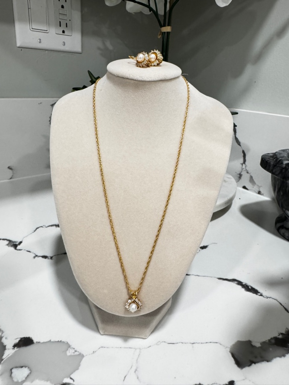 Fashion Gold-Tone pure Pearl Pendant Necklace and Clip-On Earrings Set